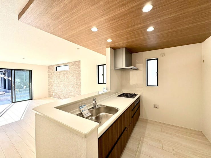 【kitchen】効率よく使える広々キッチン。収納力も高く、料理の時間がスムーズに。