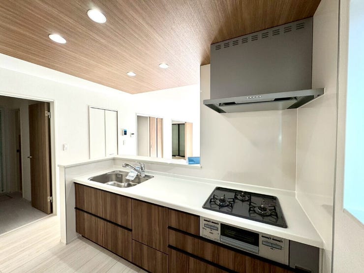 【kitchen】広めのキッチンは料理のしやすさを追求した設計。収納も豊富で作業がしやすい空間です。