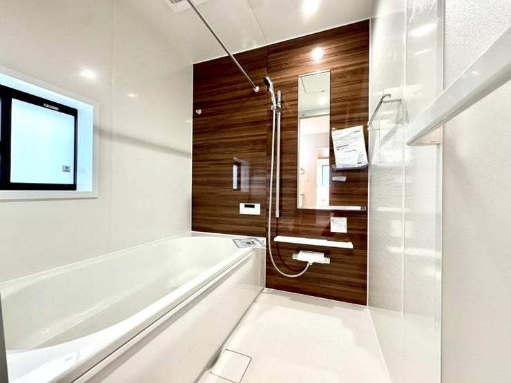 【Bathroom】お子様とのバスタイムにも十分な広さがあり、掃除も簡単にできます。