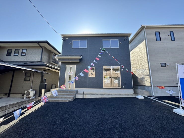 【外観】
落ちついた色合いとシンプルなラインが魅力の外観。縦長窓がスタイリッシュさを演出し、すっきりと清潔感のある佇まいに。
日々の暮らしに馴染むシンプルなモダンなデザインです。