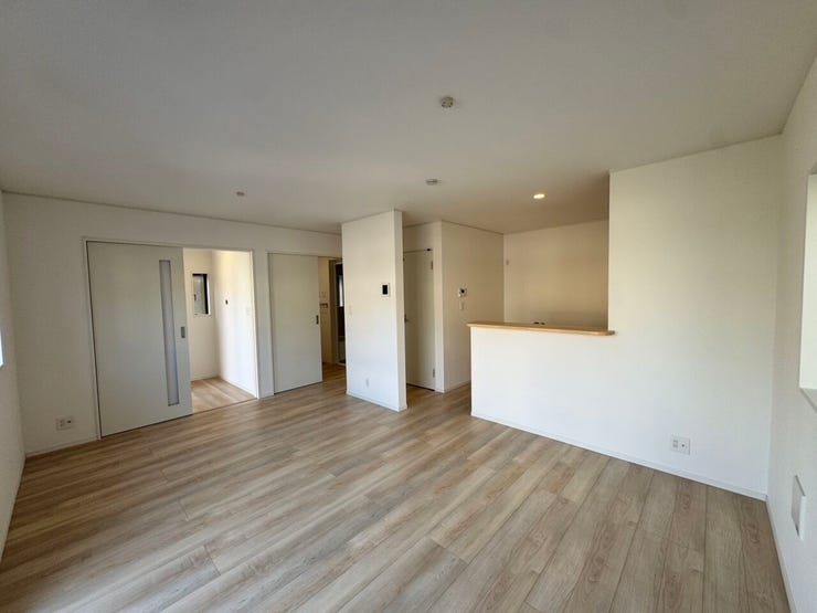 リラックスできる空間として家族や友人との団らんに最適なリビング。快適なソファとリラックスできるインテリアが、毎日の生活をより豊かにします。