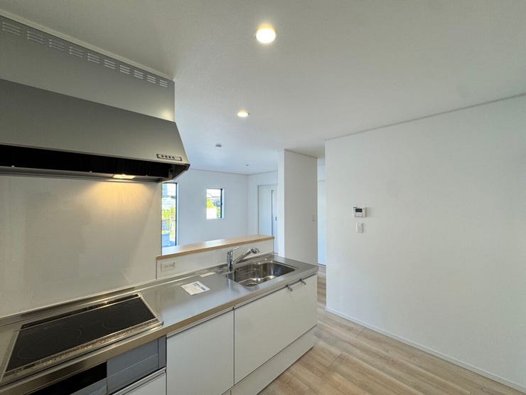 収納もたっぷりで、調理器具や食材を整理整頓できます。
明るい照明と、デザイン性のあるキッチンで楽しい料理時間を提供します。毎日の料理が一段と楽しくなること間違いなしです。