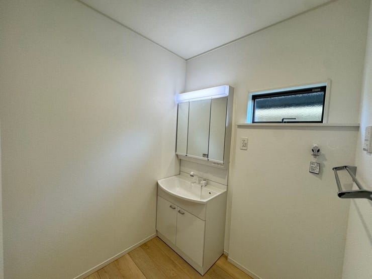 スタイリッシュで機能的な洗面台。
広々とした鏡と豊富な収納スペースで、毎日の身支度がスムーズに。