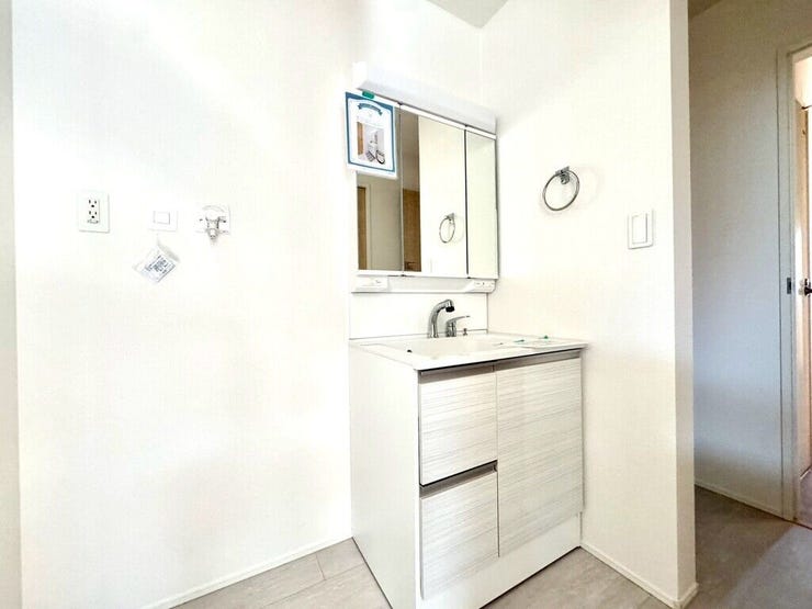 【Washroom】毎朝の準備がスムーズに。広めの洗面台と収納が使いやすい洗面所です。