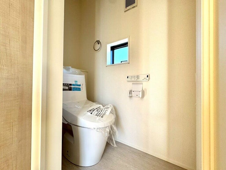 【Toilet】清潔感があり、落ち着いたデザインのトイレ。家族みんなが快適に使えます。