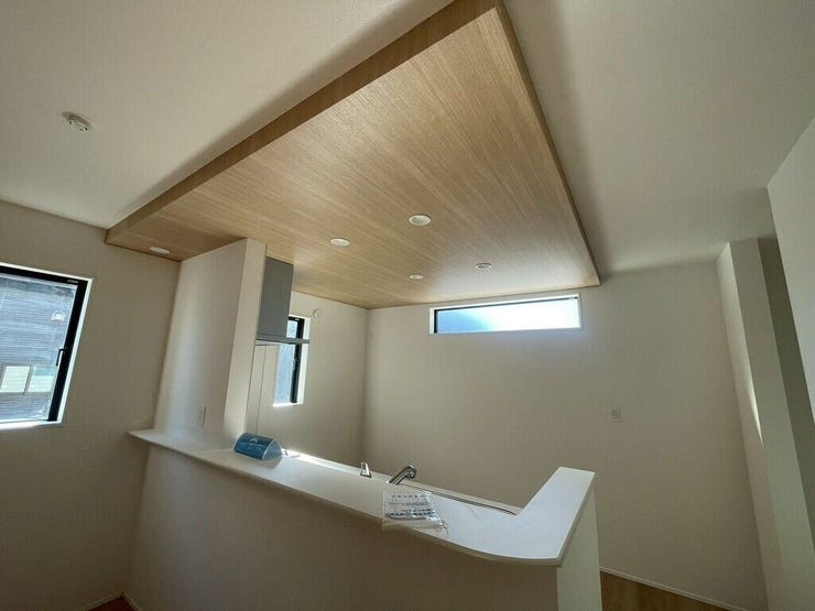 【kitchen】折下げ天井により空間にメリハリが生まれ、開放感と落ち着きが共存します。