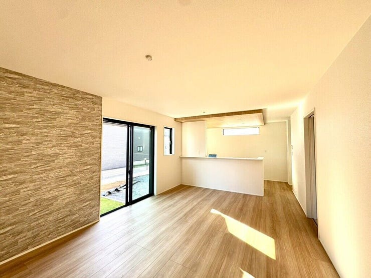 【Living】アクセントクロスが映えるリビング。落ち着きと華やかさを兼ね備えた心地よい空間です。