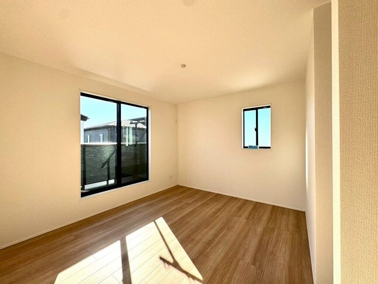 【Bedroom】明るく風通しの良い洋室。新築ならではの清潔感も魅力です。