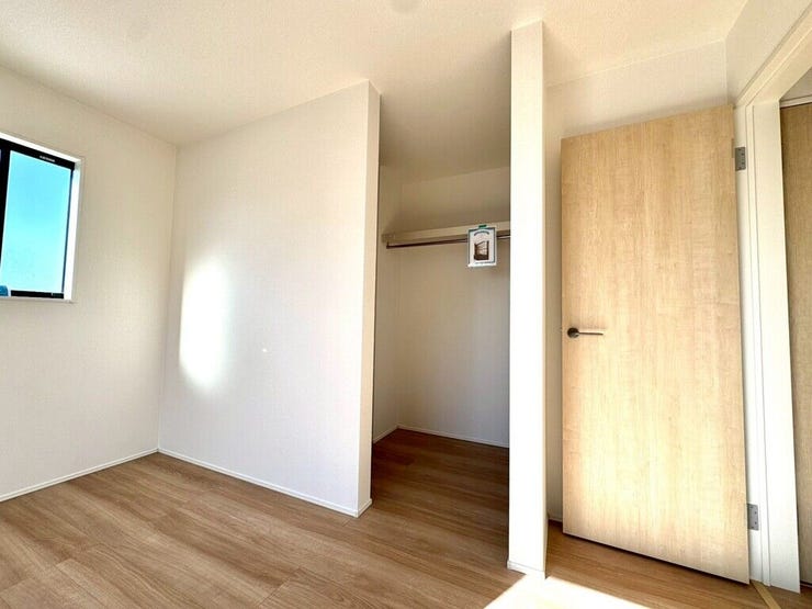 【Bedroom】洋室には収納力のあるクローゼット付き。衣類や荷物もすっきり収まります。