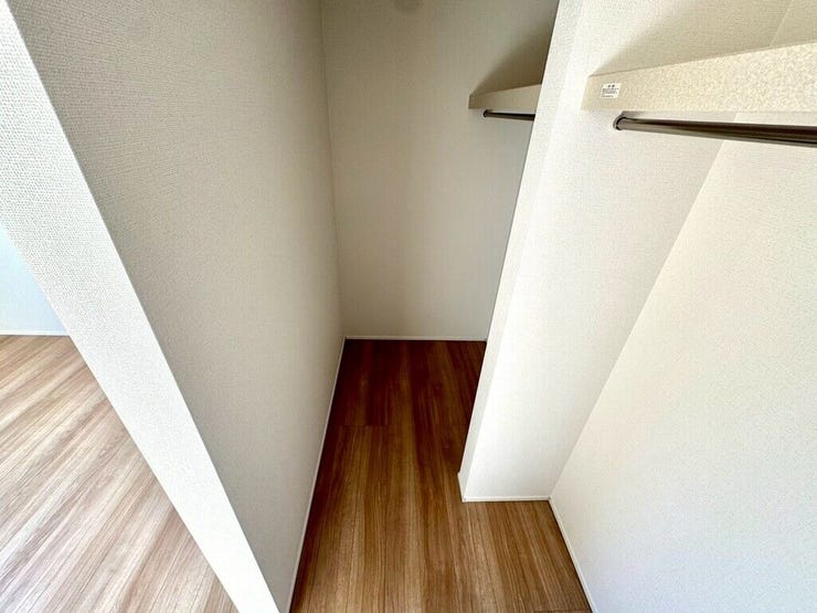 【WIC】広々としたウォークインクローゼットで、衣類や小物をすっきり収納できます。