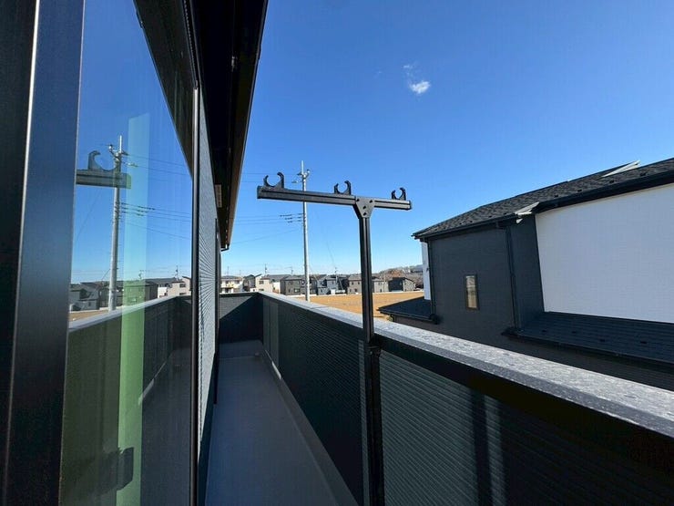 【Balcony】日当たりの良いバルコニーはお洗濯物がしっかり乾きやすく、毎日の家事にも重宝します。