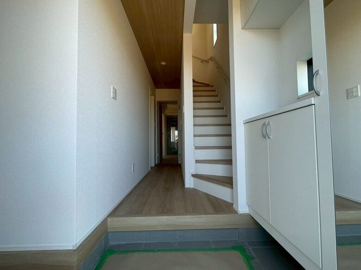 【Entrance】シューズボックス完備の玄関で、靴や小物もスッキリ収納できます。