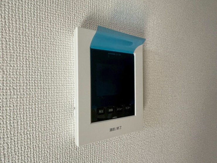 【Facilities】来訪者を確認できるモニター付きインターホンで、防犯面も安心です。