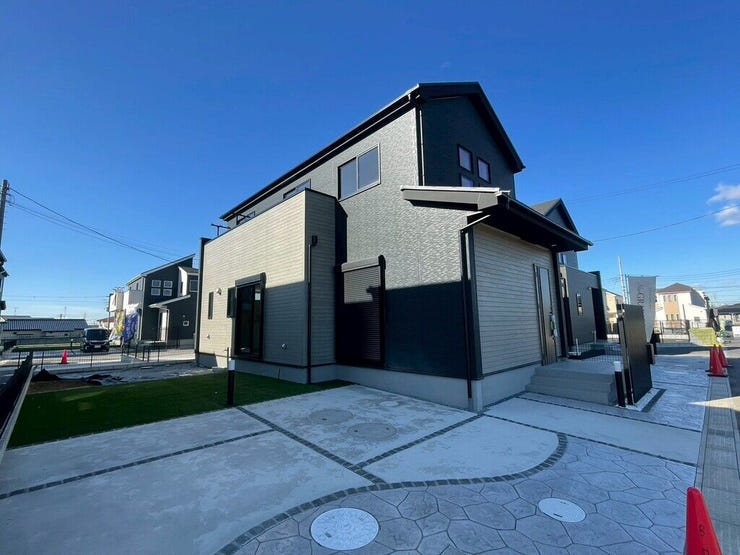 【Exterior】ゆとりのある駐車スペース付きで、車の出し入れもスムーズに行えます。