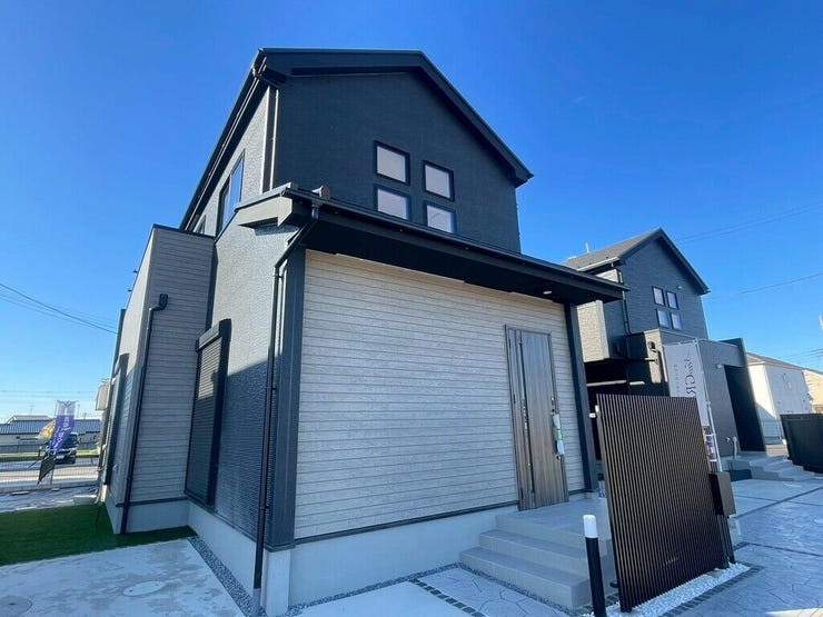 【Exterior】落ち着いたカラーの外観が魅力。モダンで洗練された印象の戸建てです。