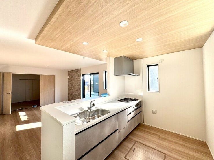 【kitchen】効率よく使える広々キッチン。収納力も高く、料理の時間がスムーズに。