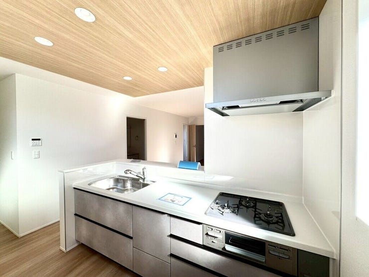 【kitchen】広めのキッチンは料理のしやすさを追求した設計。収納も豊富で作業がしやすい空間です。