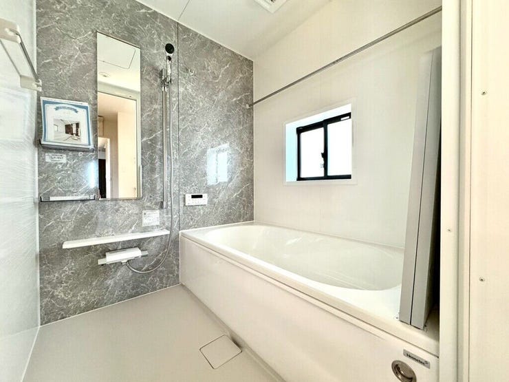 【Bathroom】お子様とのバスタイムにも十分な広さがあり、掃除も簡単にできます。