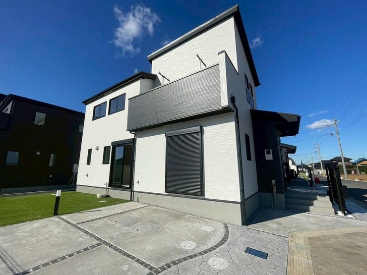 【Exterior】ゆとりのある駐車スペース付きで、車の出し入れもスムーズに行えます。