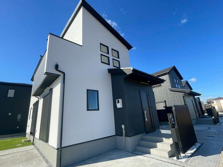 【Exterior】落ち着いたカラーの外観が魅力。モダンで洗練された印象の戸建てです。