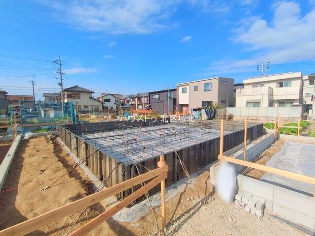 【外観】
北名古屋市六ツ師宮西に3LDKの新築一戸建ての登場です。二部屋から出入り出来るワイドバルコニーがあり、明るく開放的なお部屋で過ごせます。リビング、洗面所、各居室に収納を完備しています。
