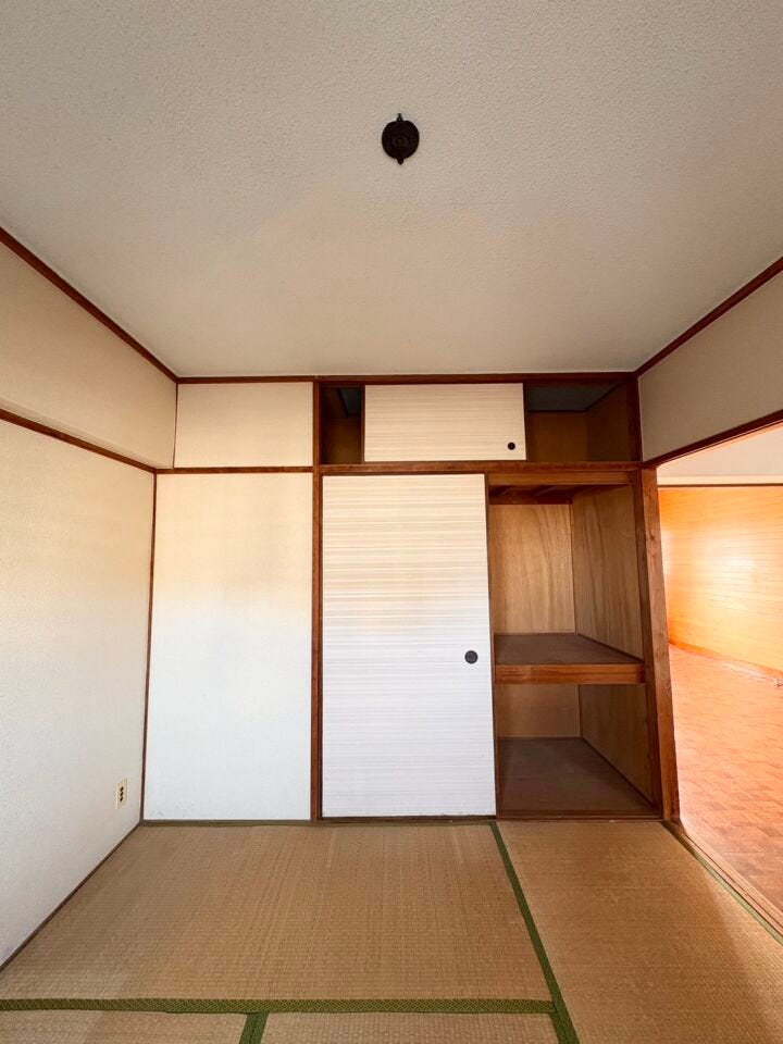 こちらの和室にも収納が多く兼ね備えられております!
布団や衣類も多数収納しておけます♪