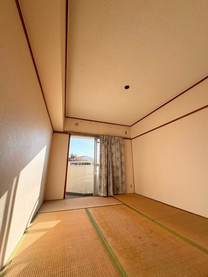 窓は南側に面しておりますので、一日を通して明るい物件となっております!