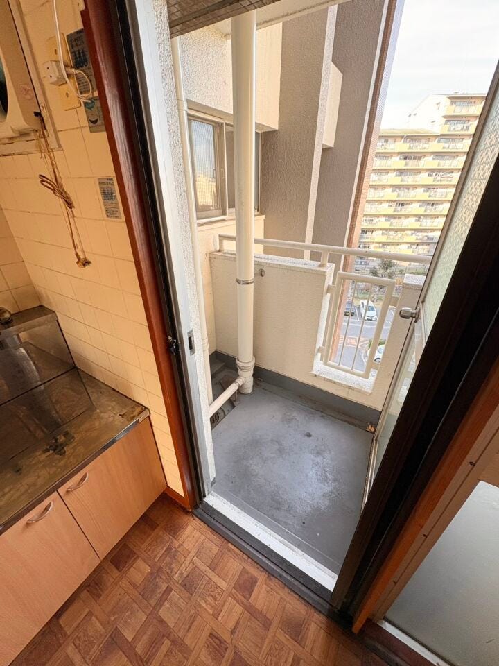 こちらも嬉しいもう一つのバルコニー!
ゴミを置いておくことや、風を通すことも可能です!
