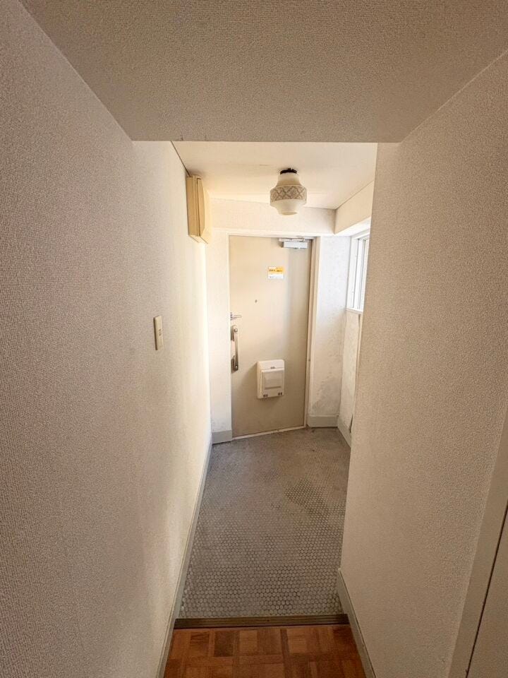 窓からの採光で明るい玄関です!
広めのスペースになっており、収納棚や趣味の物も置いておくことが可能です!