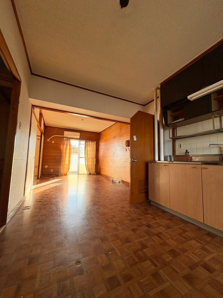 木質感のある、温かい雰囲気のキッチンとなっております!
リビングの窓からの採光・風通りも良好です!