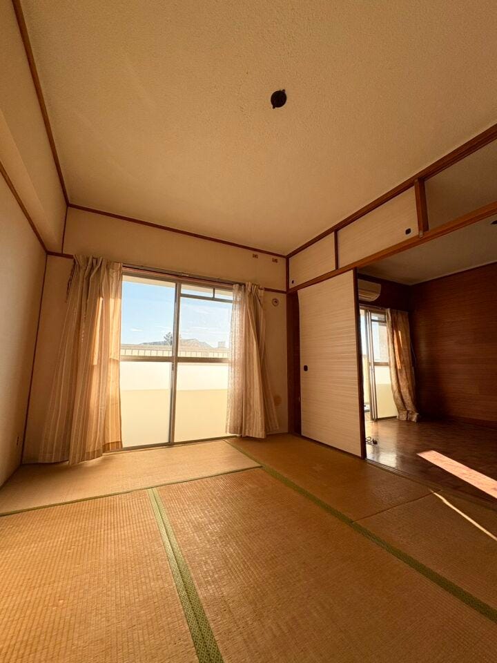 リビング横の和室には収納もございます!
大きな窓もあり明るさもありながら、和室の落ち着いた空間になっております!