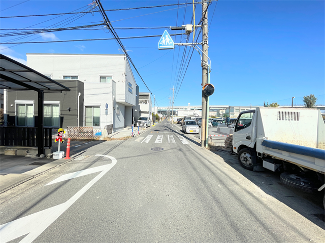 幅員約6.4mの前面道路です。車の出し入れもしやすく、また配達などの車が停まっていても通行出来る道幅となっています。