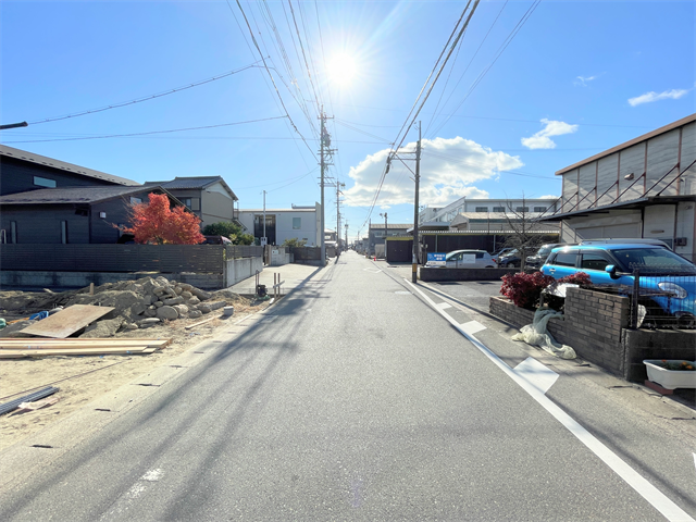 幅員約6.4mの前面道路です。車が余裕を持ってすれ違うことが出来る道幅です。車の出し入れも余裕を持って行うことが出来ます。