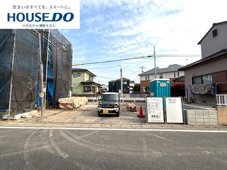 【現地見学会 開催中】実際に現地へ行き、お子様と一緒に小学校までの経路を確認したり、近隣の同施工会社の完成物件へ行き完成後の雰囲気を体感したりといった見学ツアーをしませんか?(3月27日撮影)