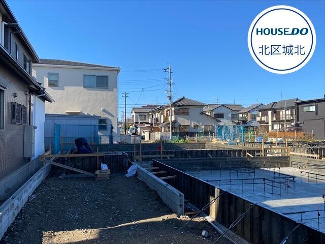 【外観】
北名古屋市六ツ師宮西に3LDKの新築一戸建ての登場です。玄関横にファミリークローゼットを完備し、外出・帰宅動線がスムーズに。主寝室にも大型ウィークインクローゼットがあり、収納充実の住まいです。