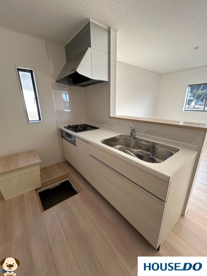 実は…足元にしっかり入る【床下収納】も付いているんです! かさばるストック品もスッキリ隠して、キッチンをいつも美しくキープできます◎