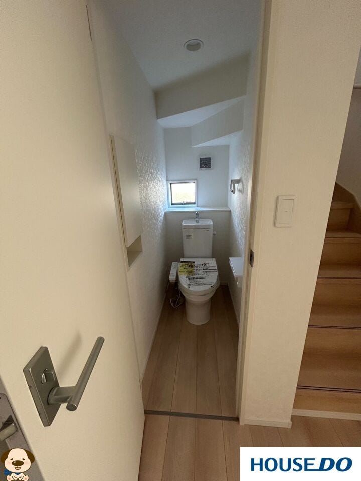 階段下のスペースをスマートに活用したトイレです!奥には採光と換気に便利な小窓があり、日中は明るく、空気も常にクリーンに保てます◎
