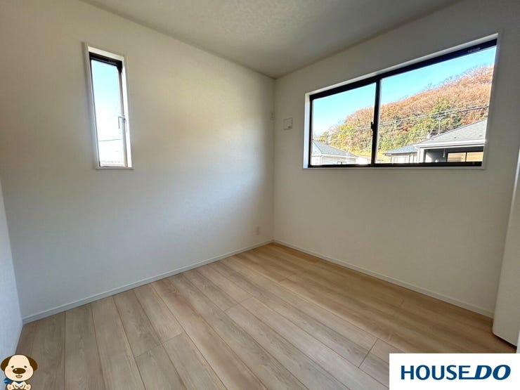 2面に配された窓からたっぷりの自然光が差し込む、明るく健やかな居室!大きな窓からは豊かな緑を望むことができ、季節の移ろいを感じながら穏やかな時間を過ごせます☆