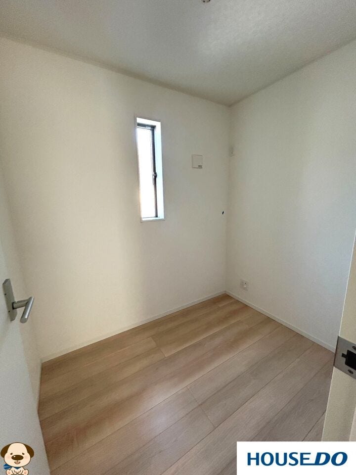 在宅ワークが増えた今、やっぱり欲しいのが自分だけの専用スペース ☆
広すぎない絶妙なサイズ感は、実は一番集中できる場所。 窓から見える青空や緑に癒されながら、心地よく仕事が進みそうです◎