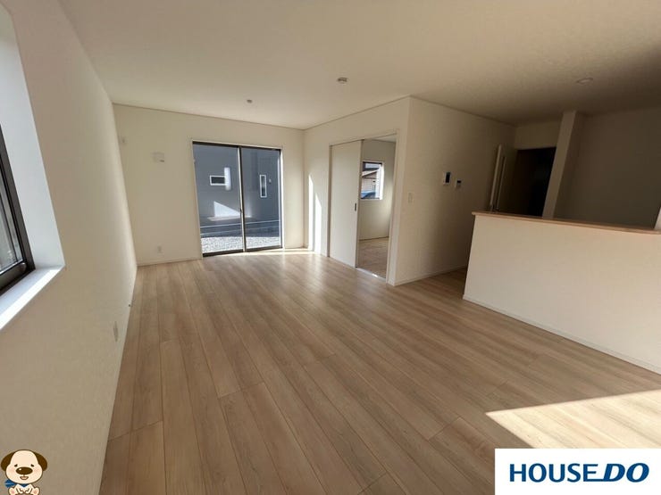 横広リビングは家具の配置がしやすい!
テレビに、ソファーに、ダイニングテーブル!
これからの季節は「こたつ」も☆