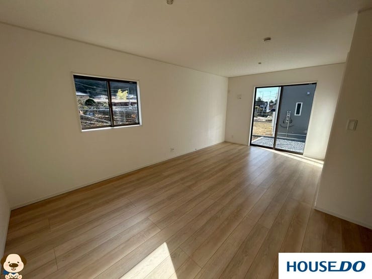 大きな掃き出し窓が印象的なリビング
たっぷりと日が入るので、いつも明るい♪
自然と家族が集まる場所に…!