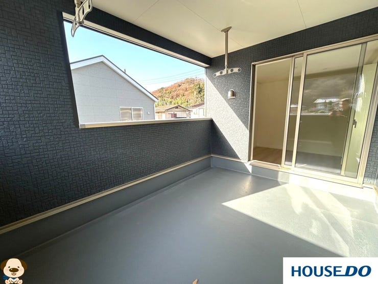 2部屋から行き来できる続きバルコニー
屋根付きなので、「直射日光」や「突然の雨」からお洗濯物を守ってくれます♪
十分な広さでティータイムも楽しめそうです!