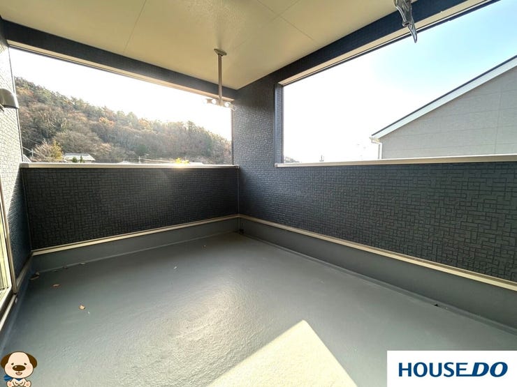 外観のデザインアクセントにもなっている、おしゃれなインナーバルコニー ♪ 第2のリビングとしてコーヒーを飲んだり、読書をしたり、自分だけの癒し時間に。