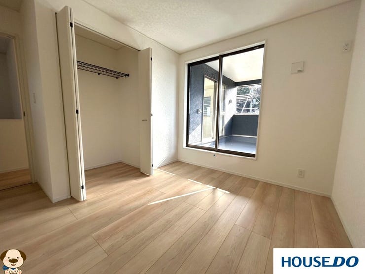 大きなクローゼットを完備しており、衣類や季節物もスッキリと片付きます!バルコニーに面した掃き出し窓からは暖かな陽光が差し込み、お部屋を明るく爽やかな空間に演出☆