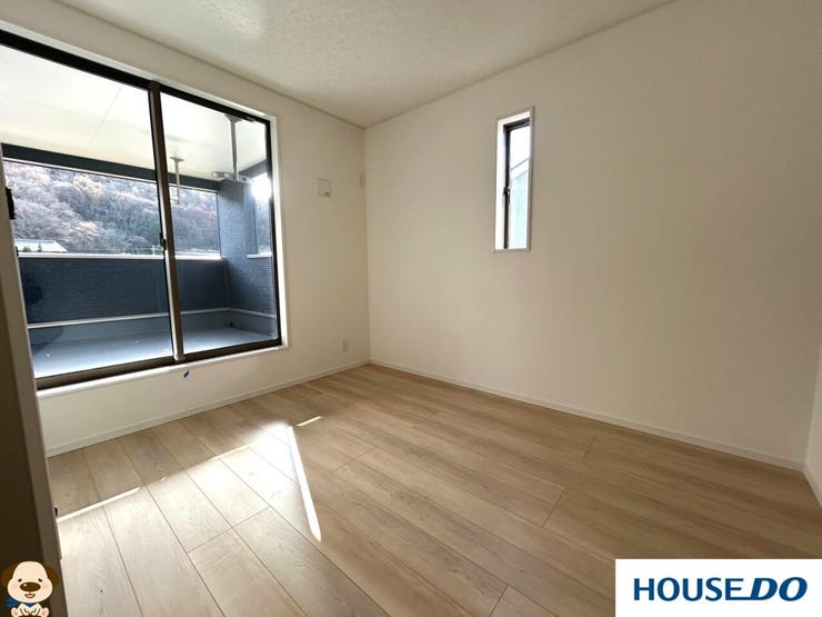 バルコニーへすぐ出られる広々とした洋室 ☆ お天気の良い日は窓を大きく開けて、心地よい風を感じながらリラックスした時間を過ごせます!