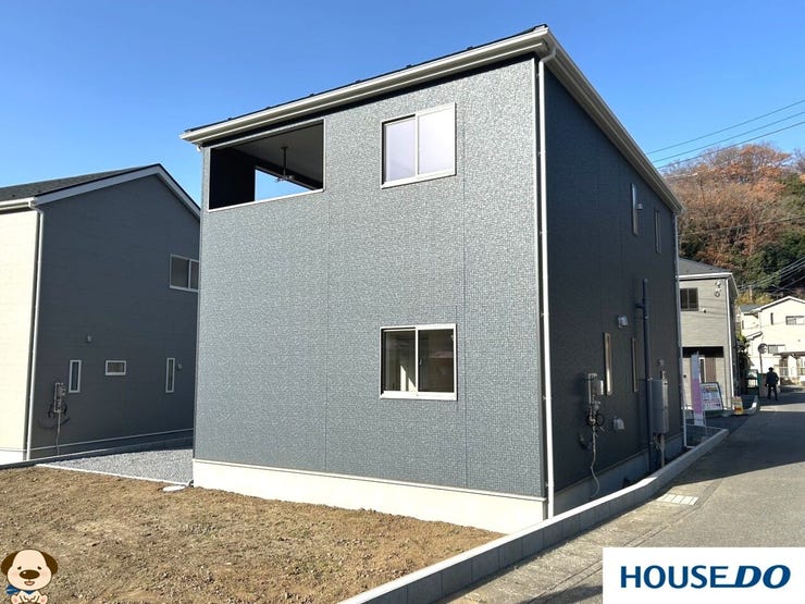 グレーのスクエアフォルムが青空に映える一台!窓の配置ひとつにもこだわりを感じる、飽きのこないデザインです♪