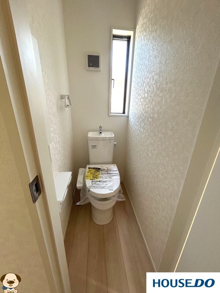 ついつい長居してしまうトイレ
人はなぜ狭い場所にいると落ち着いてしまうんでしょう…
温水洗浄便座付きです!