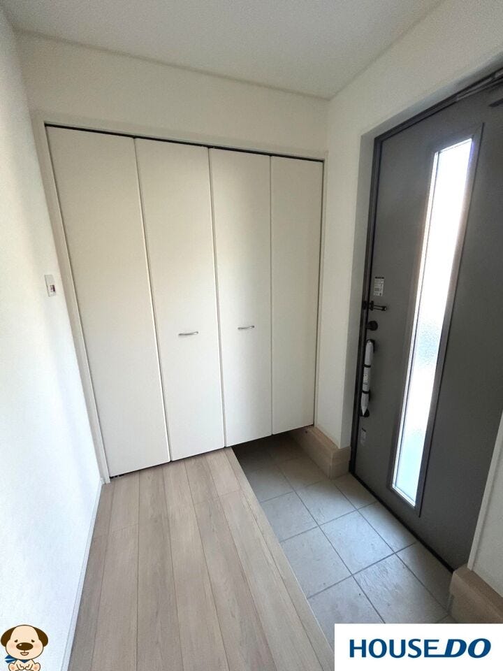 玄関には、大きいシューズボックス!
家族の靴だけでなく、
掃除道具や小物の収納もできそう♪