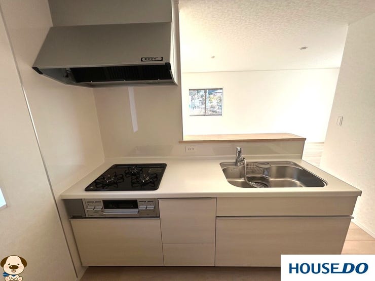 リビングを見渡せるオープンなカウンターキッチン☆お子様の様子を見守りながら、またはテレビを見ながら楽しくお料理ができます。 飽きのこないシンプルなデザインは、お好みの食器や調理家電とも相性抜群◎