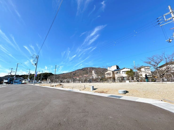 スーパーやコンビニなど生活利便施設が充実した立地です。